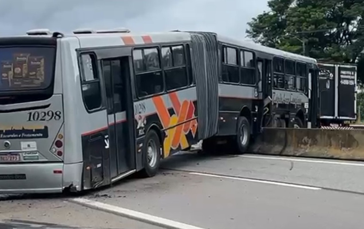 VÍDEO: ônibus bate contra barreira de proteção e invade contramão em rodovia de Cabreúva