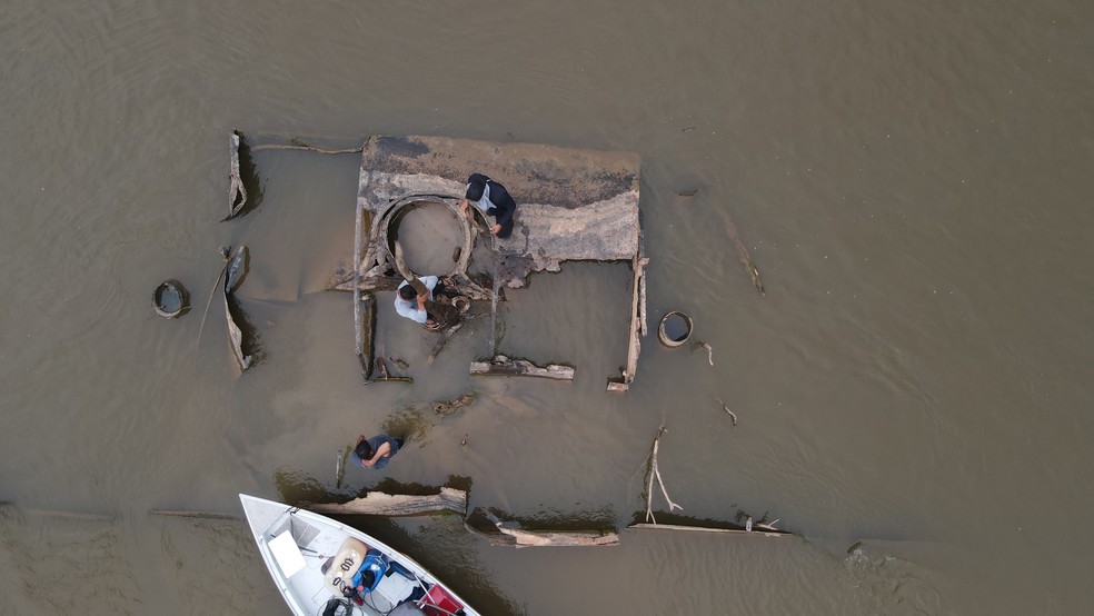 Ribeirinhos da região vasculham os destroços. — Foto: Reprodução