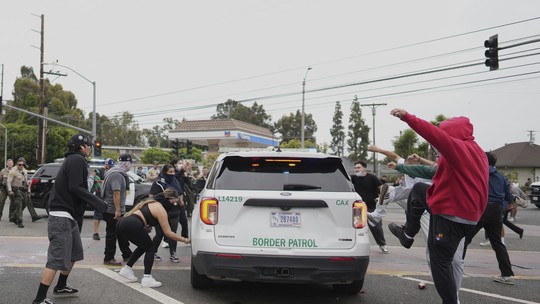 Entenda o envio da Guarda Nacional por Trump para conter protestos em Los Angeles - Presidente dos EUA anunciou o envio de 2 mil soldados para a cidade. Manifestantes contrários à política de deportação do país entraram em confronto com agentes da Patrulha de Fronteira por dois dias consecutivos.