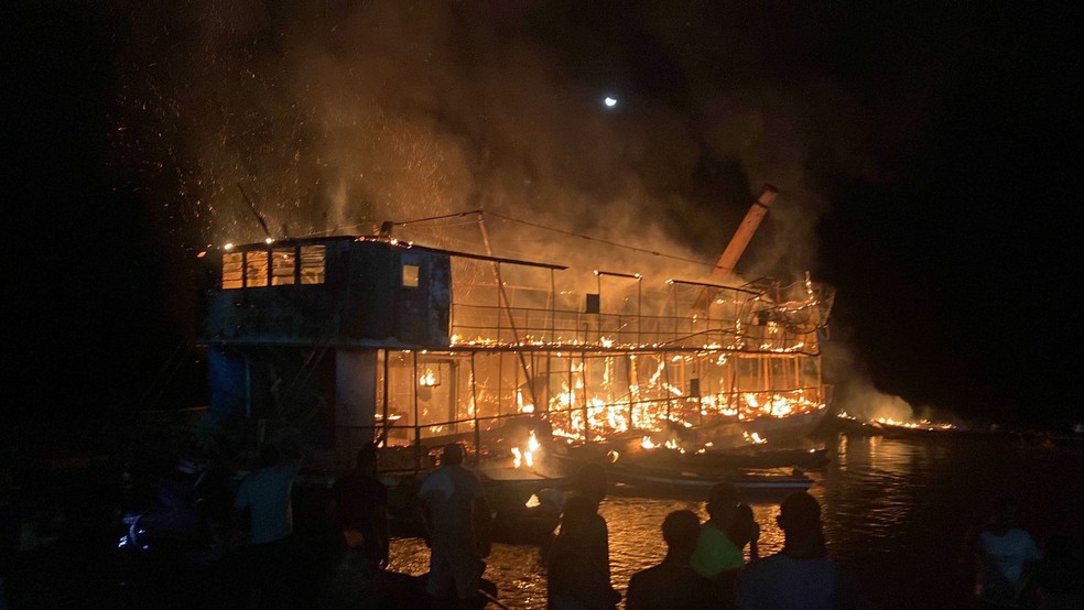 Incêndio atingiu embarcação no Rio São Francisco na Bahia — Foto: GAZETA5