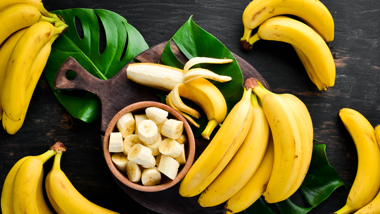Banana: descubra 6 benefícios da fruta e um alerta - Fruta fortalece a imunidade, regula a pressão, melhora o sono e ajuda na prevenção de cãibras, AVC e problemas intestinais.