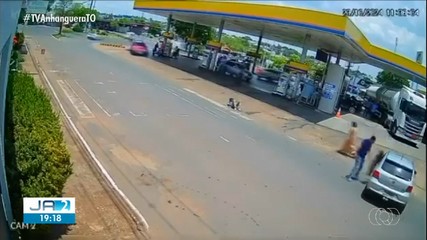 Câmera de segurança flagra momento em que motociclista bate em carro em Araguaína