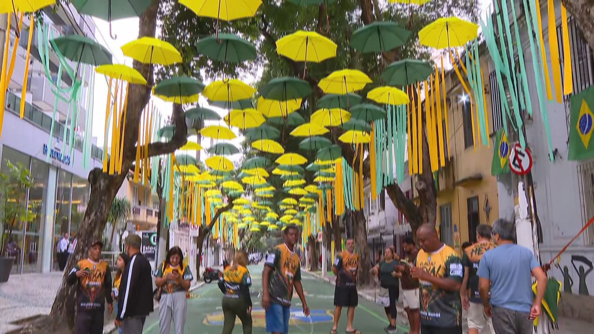 Rua conhecida por decoração para a Copa do Mundo se prepara para estreia da seleção brasileira