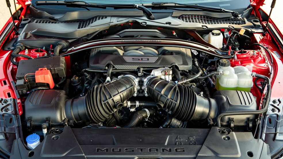 V8 do Mustang Dark Horse oferece 15 cv a mais que a versão GT Performance — Foto: Divulgação | Ford