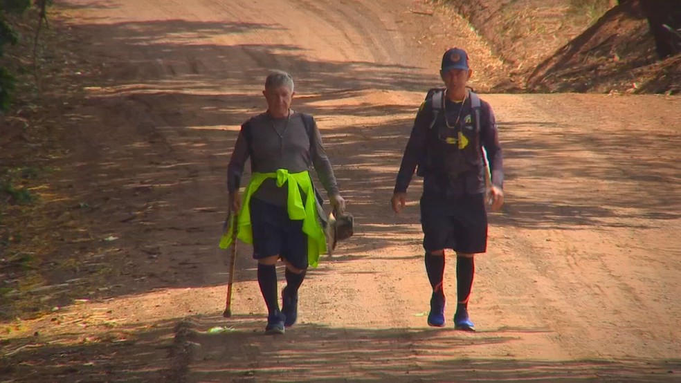 Os amigos Euclides e Antônio percorrem a pé o ramal do Caminho da Fé — Foto: Reprodução/TV TEM