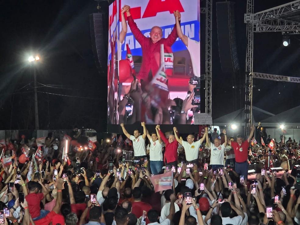 Lula e Rafael Fonteles participam de ato político com integrantes do PT e apoiadores em Teresina — Foto: Gabriely Corrêa/g1