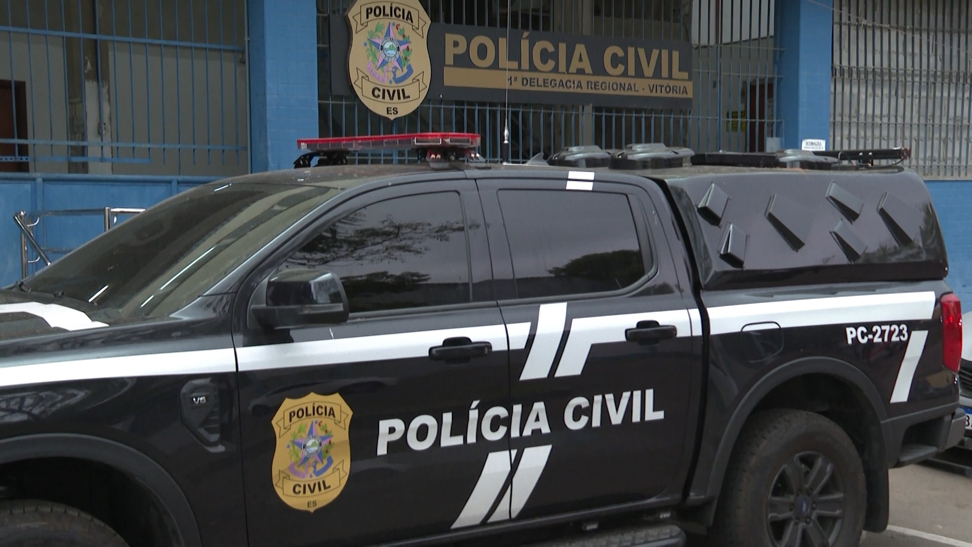 Filho arranca parte do dedo da mãe com mordida e é agredido por populares em Vitória