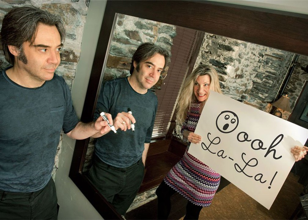 Brad Roberts (vocalista do Crash Test Dummies) e Ellen Reid (tecladista) posam juntos — Foto: Divulgação/Facebook da banda