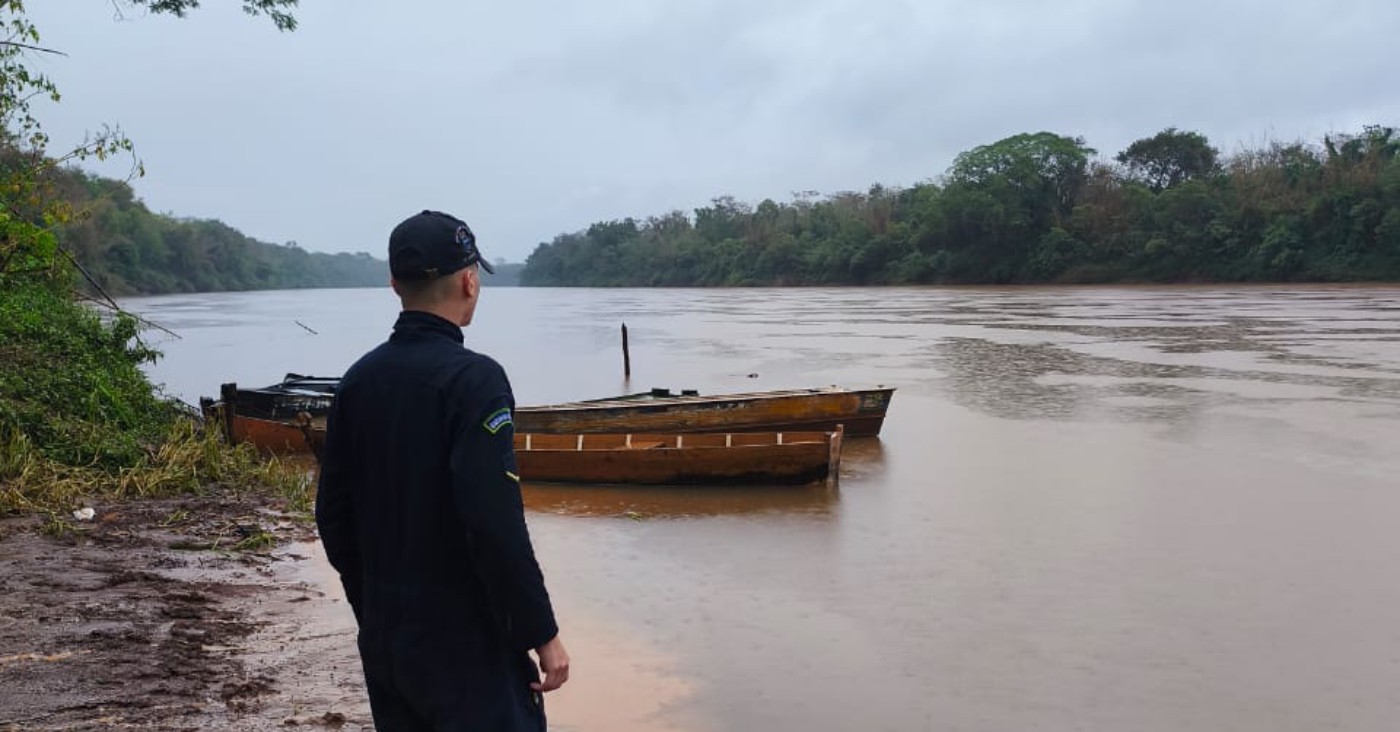 Pescador desaparece após cair de embarcação no Rio Ivaí e buscas estão no terceiro dia