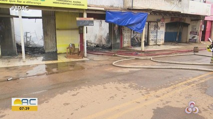 Proprietário de loja disse que teve que pular muro para escapar de incêndio