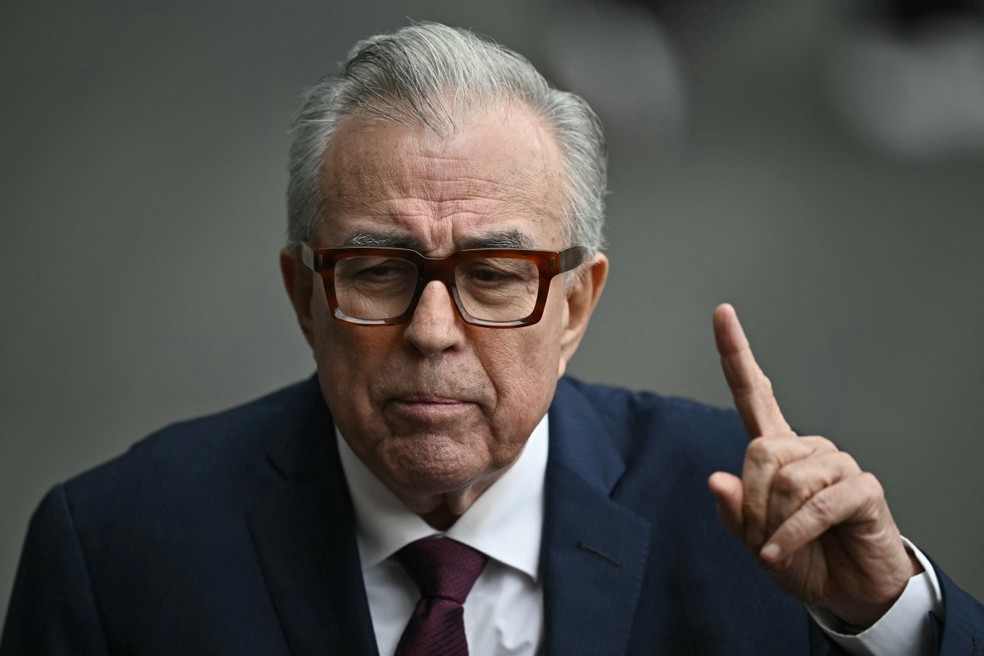 O governador de Sinaloa, Rubén Rocha Moya, fala ao deixar a cerimônia de posse da nova presidente do México, Claudia Sheinbaum, em 1º de outubro de 2024. — Foto: Carl de Souza