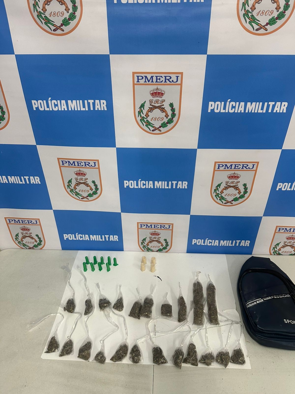Jovem e adolescente são baleados em Volta Redonda