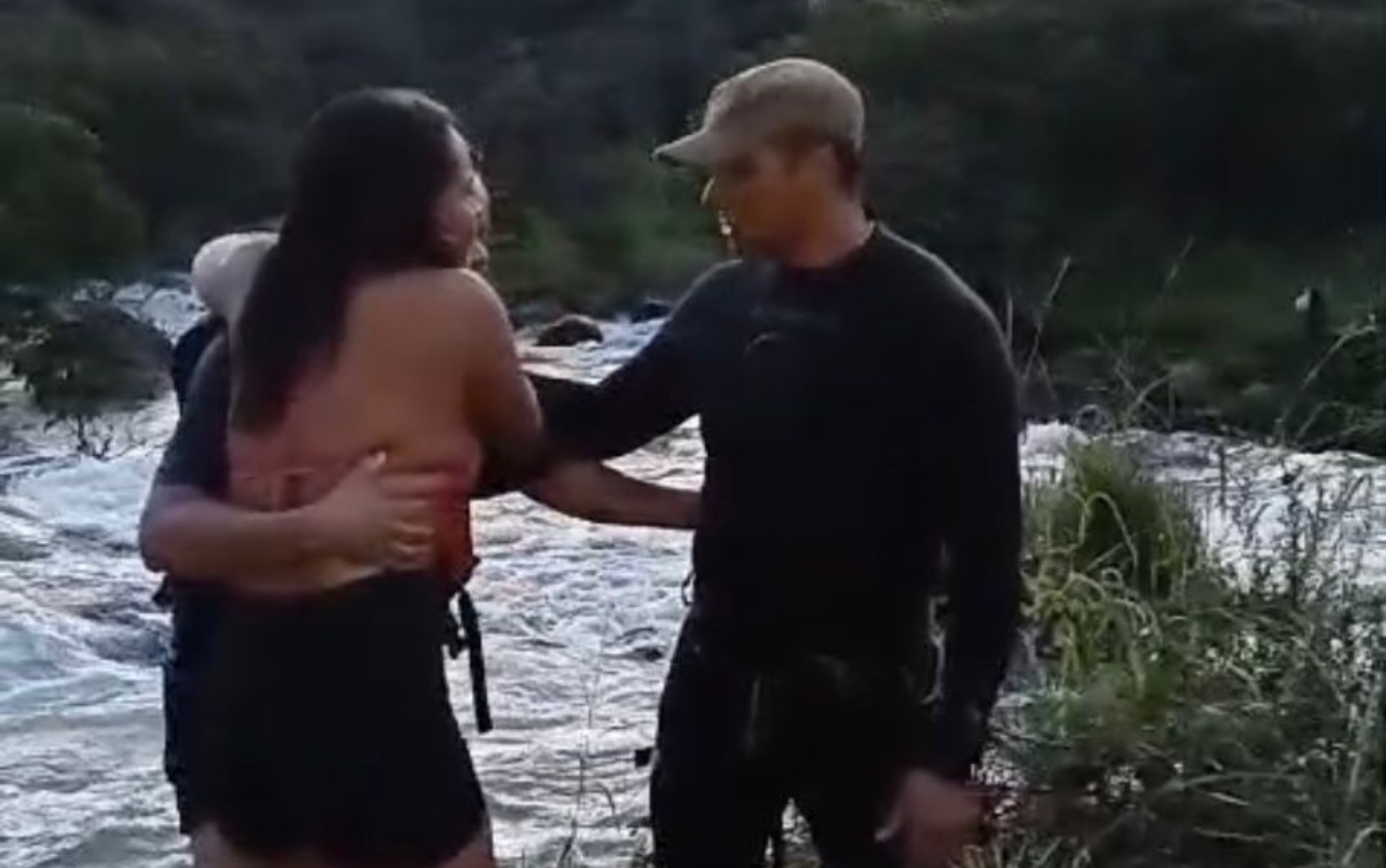 Vídeo mostra bombeiro tentando resgatar jovem que foi arrastado pela água após escorregar em cachoeira
