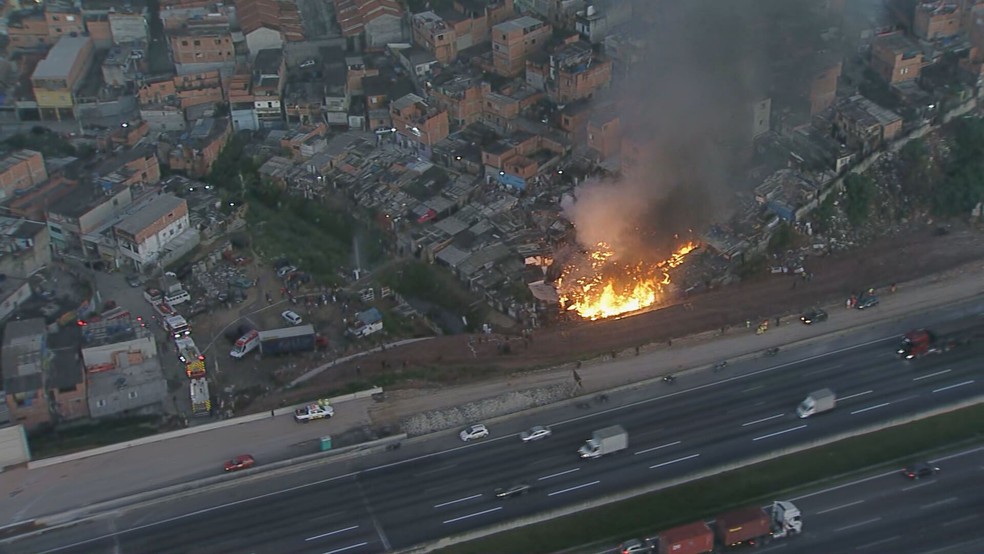 Incêndio em comunidade em Osasco, na Grande SP — Foto: Reprodução/TV Globo