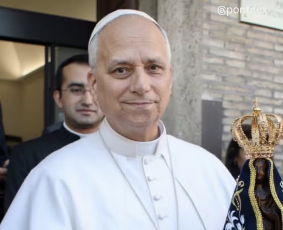 Papa Leão XIV publica foto com imagem de Nossa Senhora Aparecida