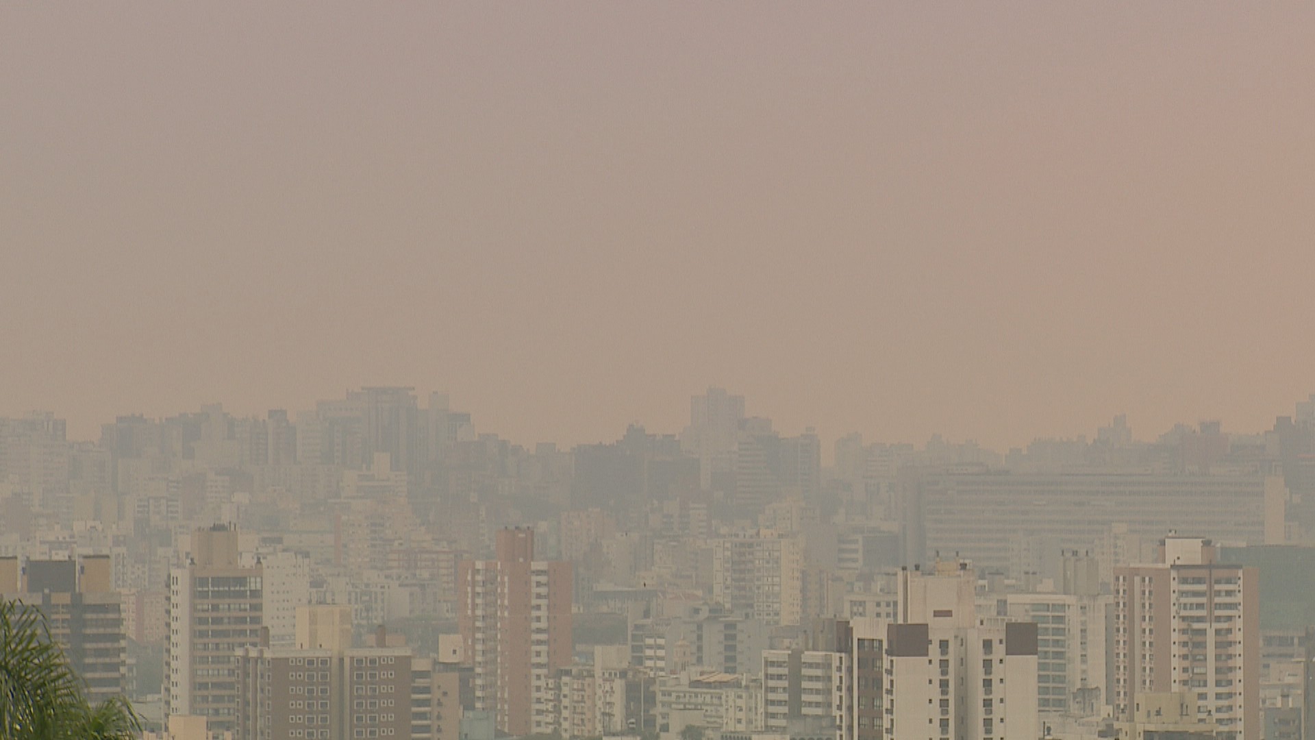 Fumaça de incêndios aumenta em 10 vezes presença partículas inaláveis no ar do RS, diz observatório; entenda os riscos