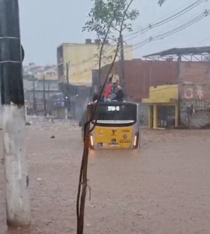 Chuva atinge cidade de SP, deixa ruas alagadas e ônibus ilhado; todas as regiões da capital estão em estado de atenção