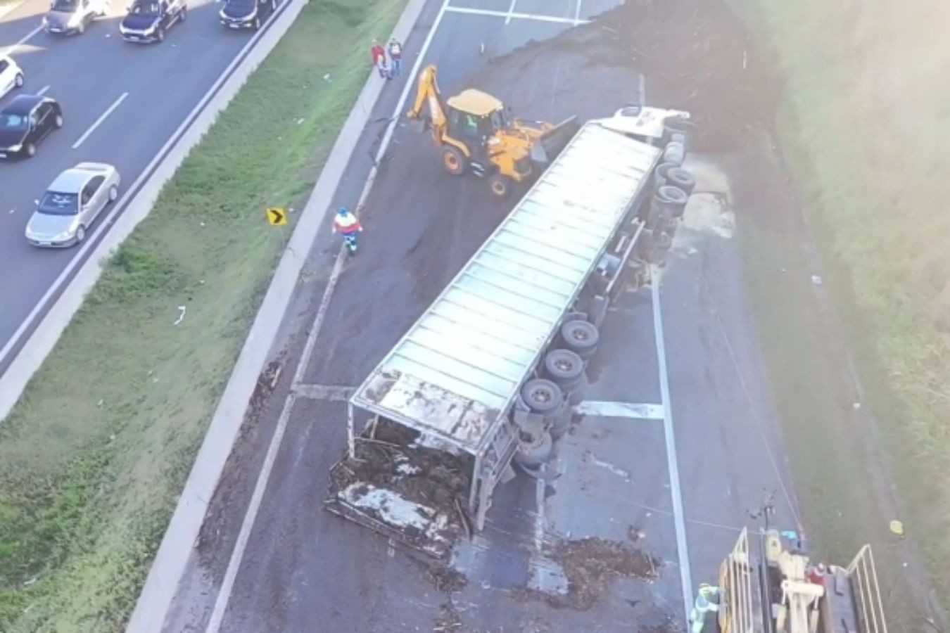 Caminhão carregado com madeira triturada tomba e bloqueia trecho da Rodovia Campinas-Mogi