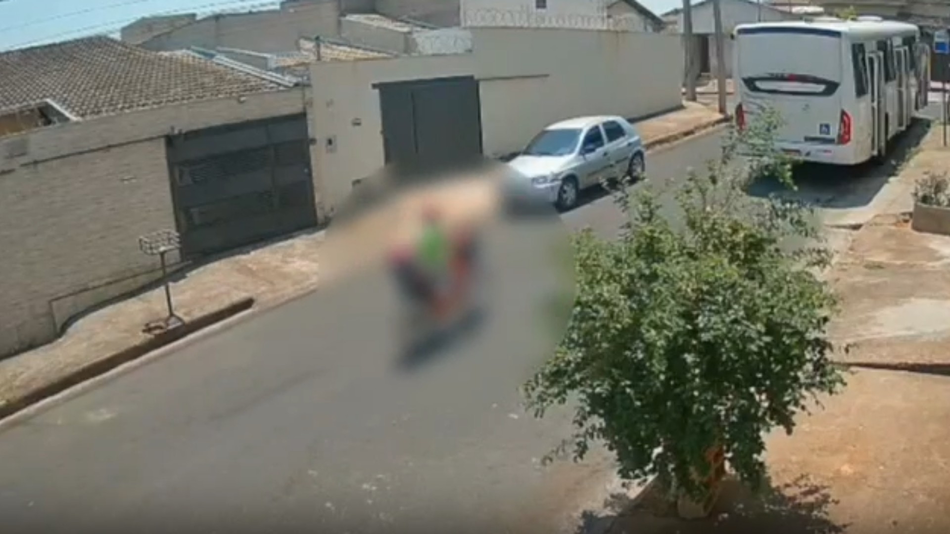 URGENTE: Vídeo Chocante Mostra Ônibus Atropelando Babá e Criança de 4 Anos em MG; Tragédia Choca Araxá