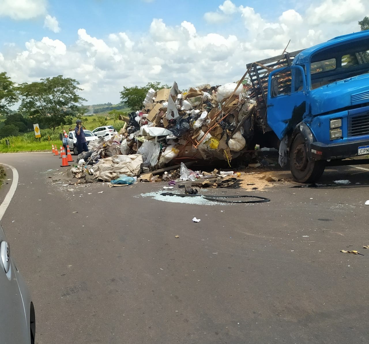 Carga de materiais recicláveis cai de caminhão no trevo que liga as rodovias Júlio Budiski e Raposo Tavares, em Álvares Machado