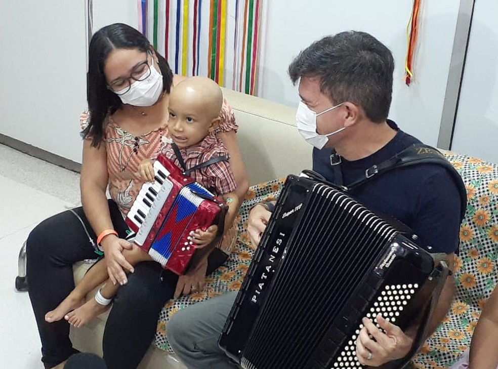 Criança de 2 anos em tratamento contra câncer recebe visita do cantor Waldonys em Natal — Foto: Sérgio Henrique Santos / Inter TV Cabugi