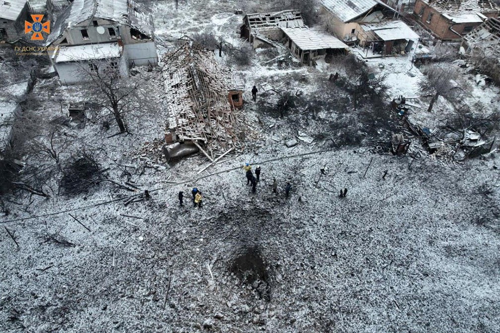 Cratera que segundo autoridades foi formada por míssil russo é vista de cima em Dnipropetrovsk, na Ucrânia, em 8 de janeiro de 2024. — Foto: Serviço de Emergência da Ucrânia em Dnipropetrovsk via Reuters