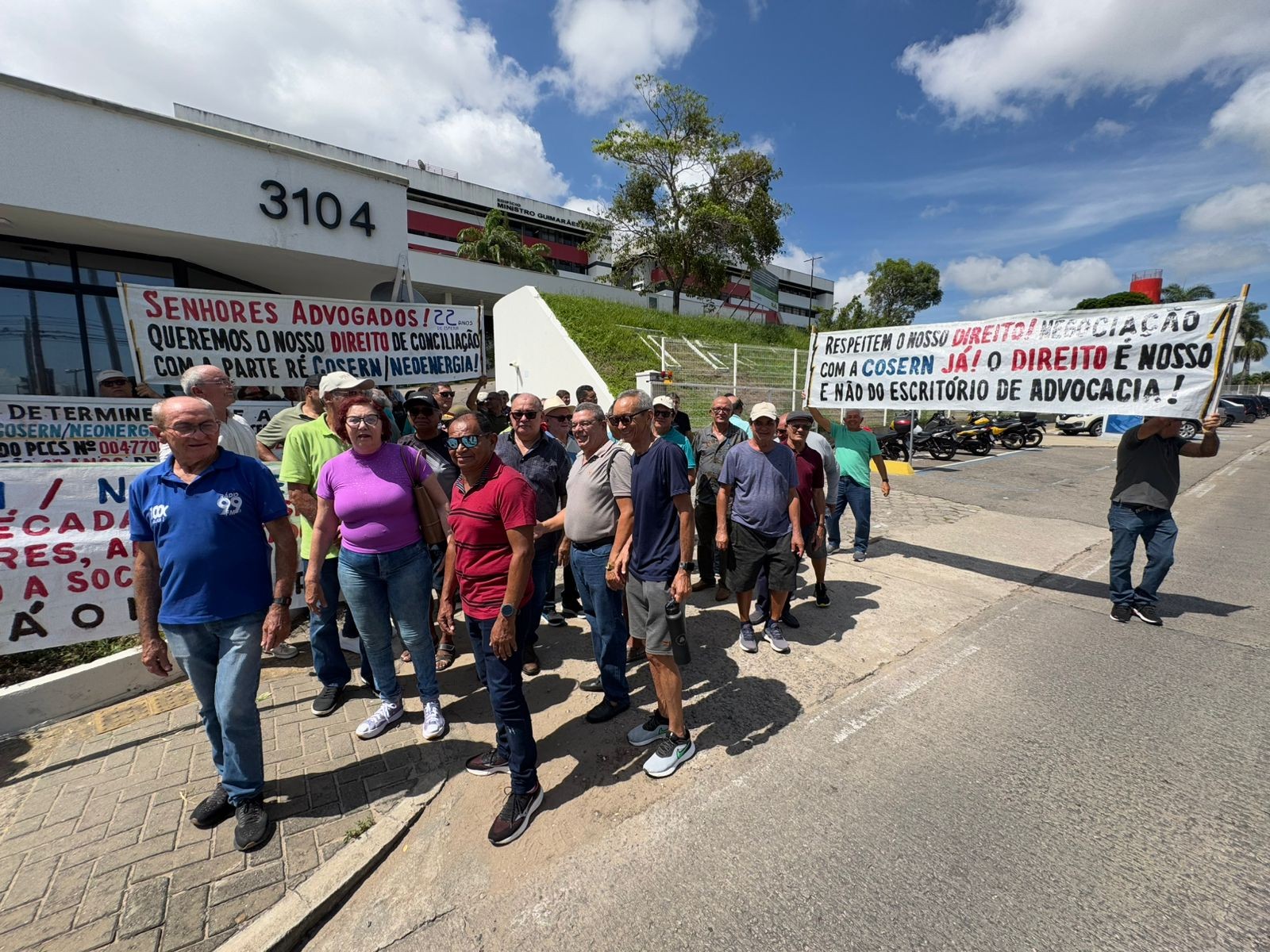 Funcionários aposentados da Cosern protestam por falta de pagamento de acordo financeiro