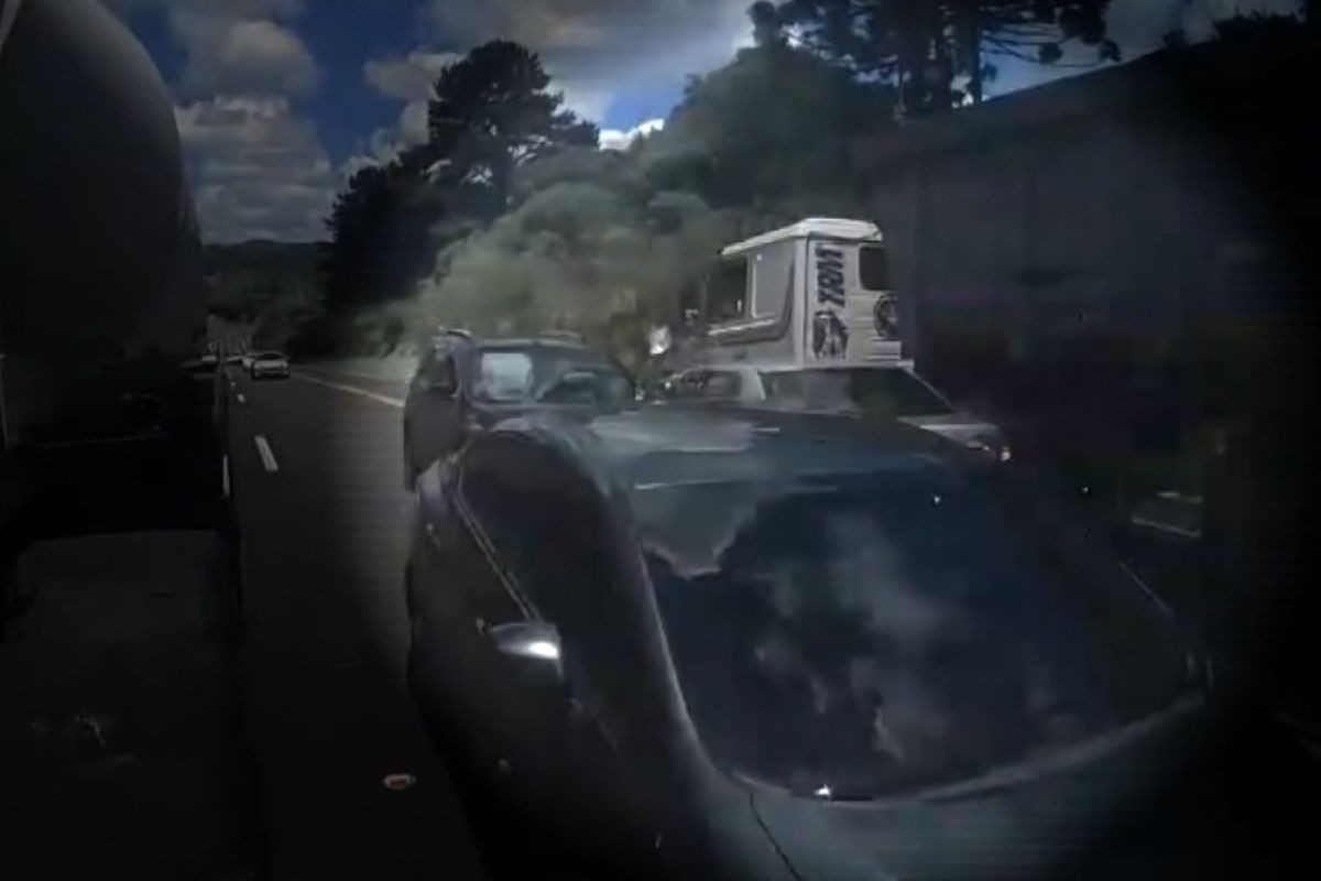 VÍDEO: câmera de caminhão registra momento em que motorista não consegue ultrapassar e provoca acidente em rodovia do PR