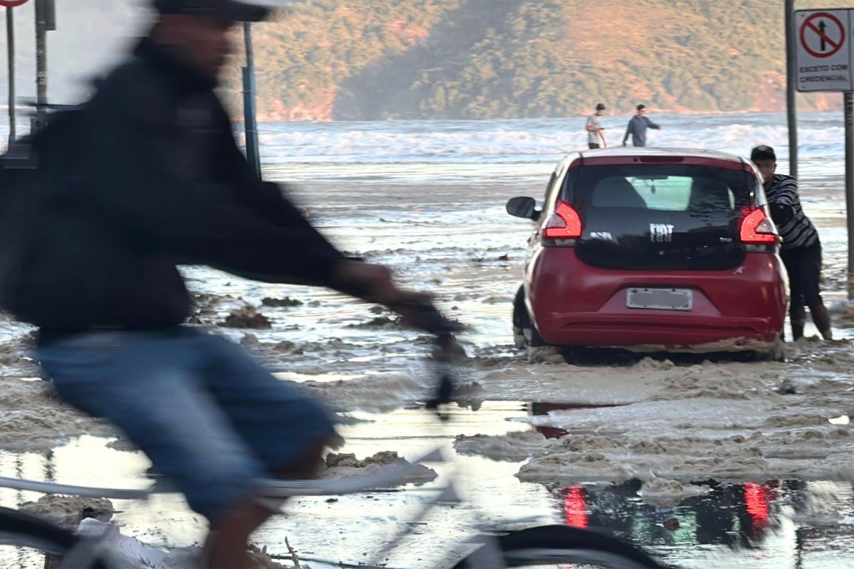 Ressaca: mar invade avenida da praia de Santos, SP, e causa diversas interdições; VÍDEO