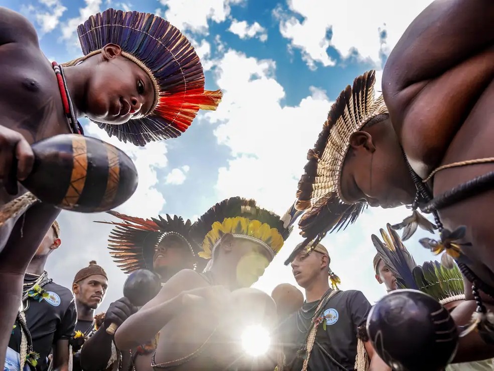 Indígenas de várias etnias que participam do Acampamento Terra Livre 2024 marcham na Esplanada dos Ministérios em abril deste ano. — Foto: Rafa Neddermeyer/ Agência Brasil