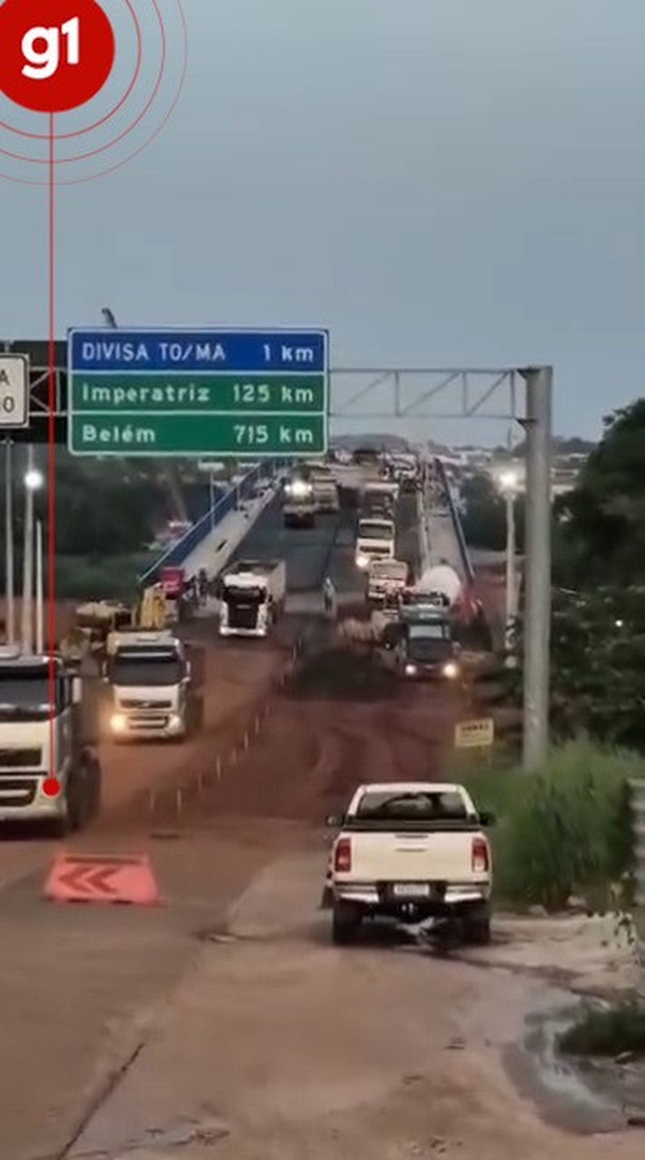 Caminhões atravessam nova ponte construída entre Tocantins e Maranhão após desabamento; vídeo