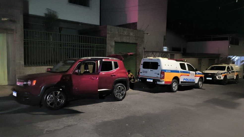 O carro da vítima foi encontrado no bairro Aparecida  — Foto: Henrique Campos/TV Globo