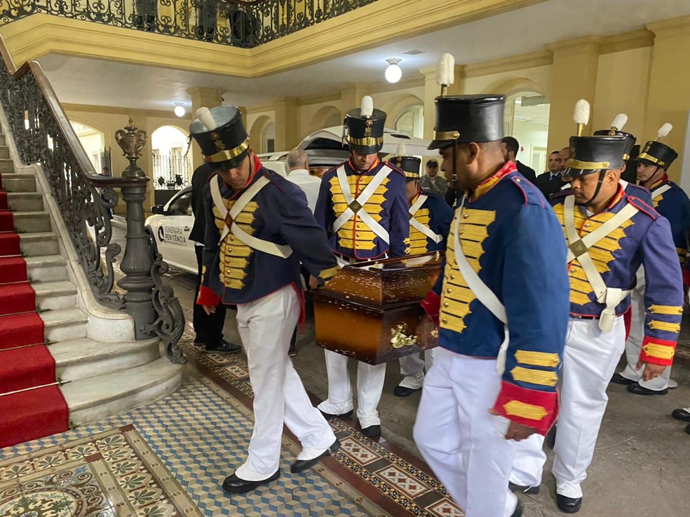 Corpo de Cid Moreira chega ao Palácio Guanabara para o velório — Foto: Catharinna Marques/g1