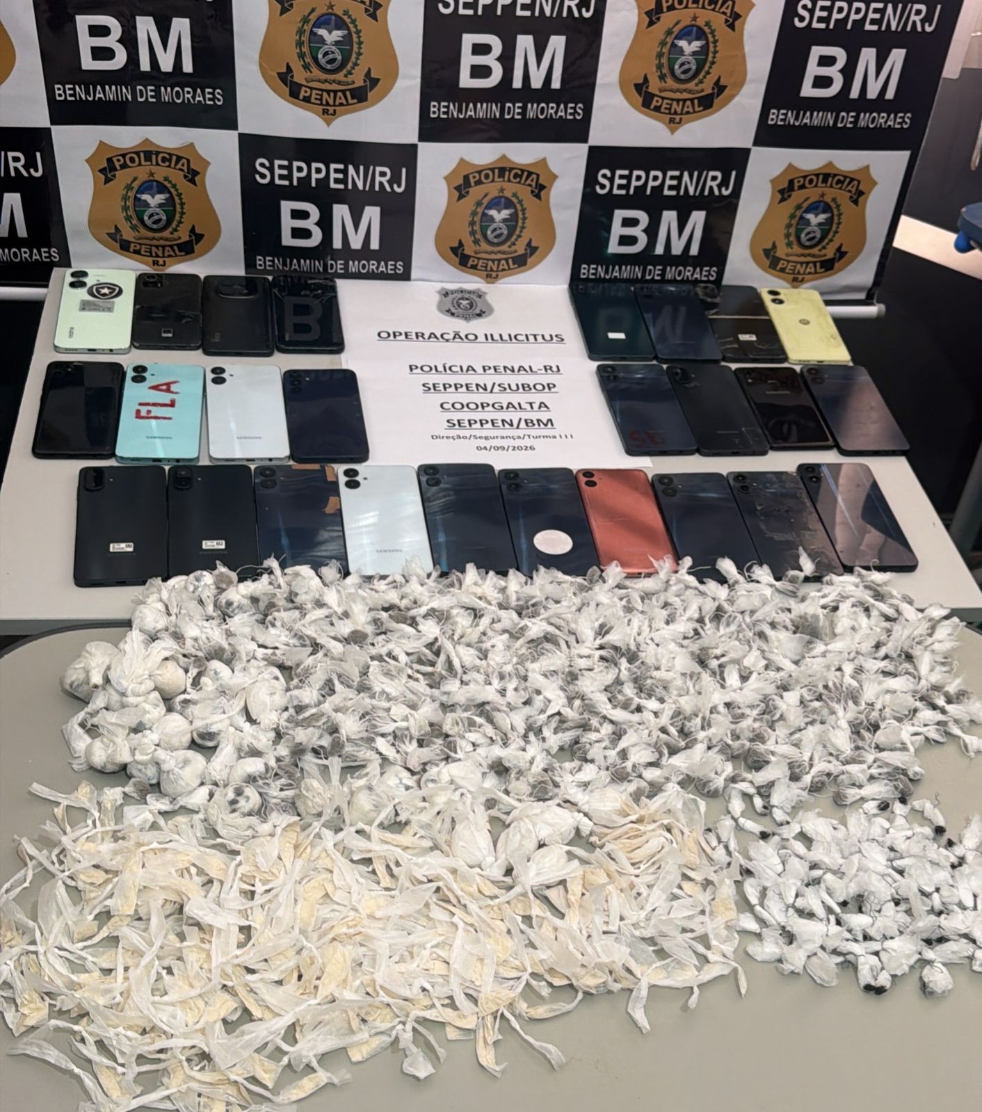 Polícia Penal apreende 26 celulares e grande quantidade de drogas em presídio no Rio