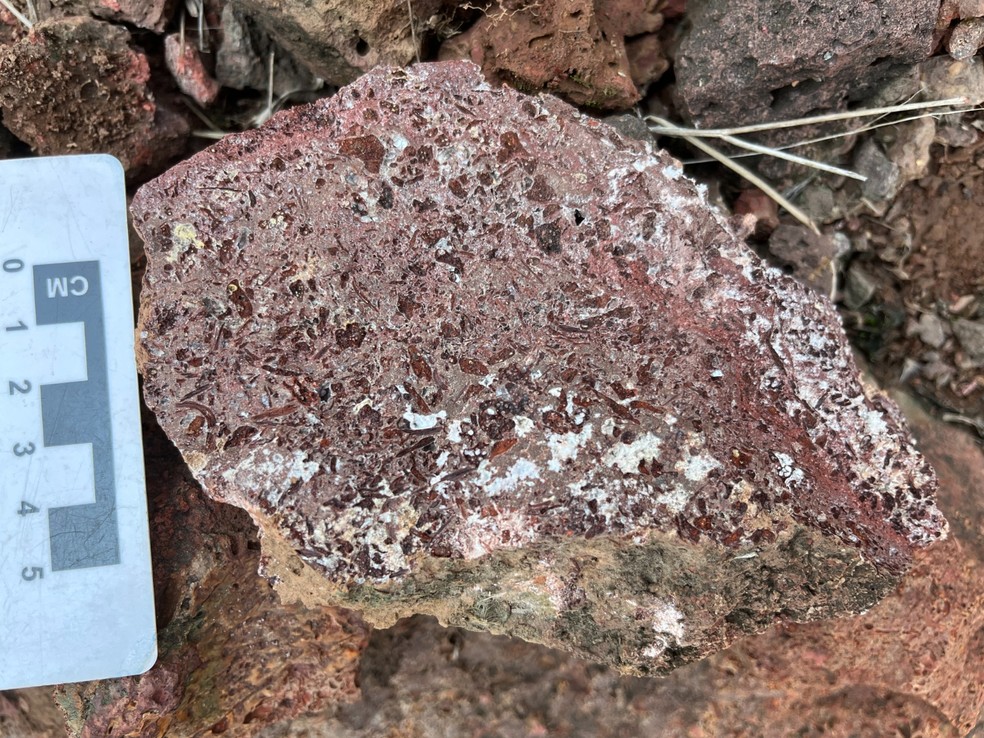 Rocha piroclástica formada por cacos de vidro vulcânico. A formação implica na existência de jatos de lava poderosos que saíam do vulcão e alcançavam mais de 1 km de altura. — Foto: Arquivo Pessoal/Marcell Leonard Besser