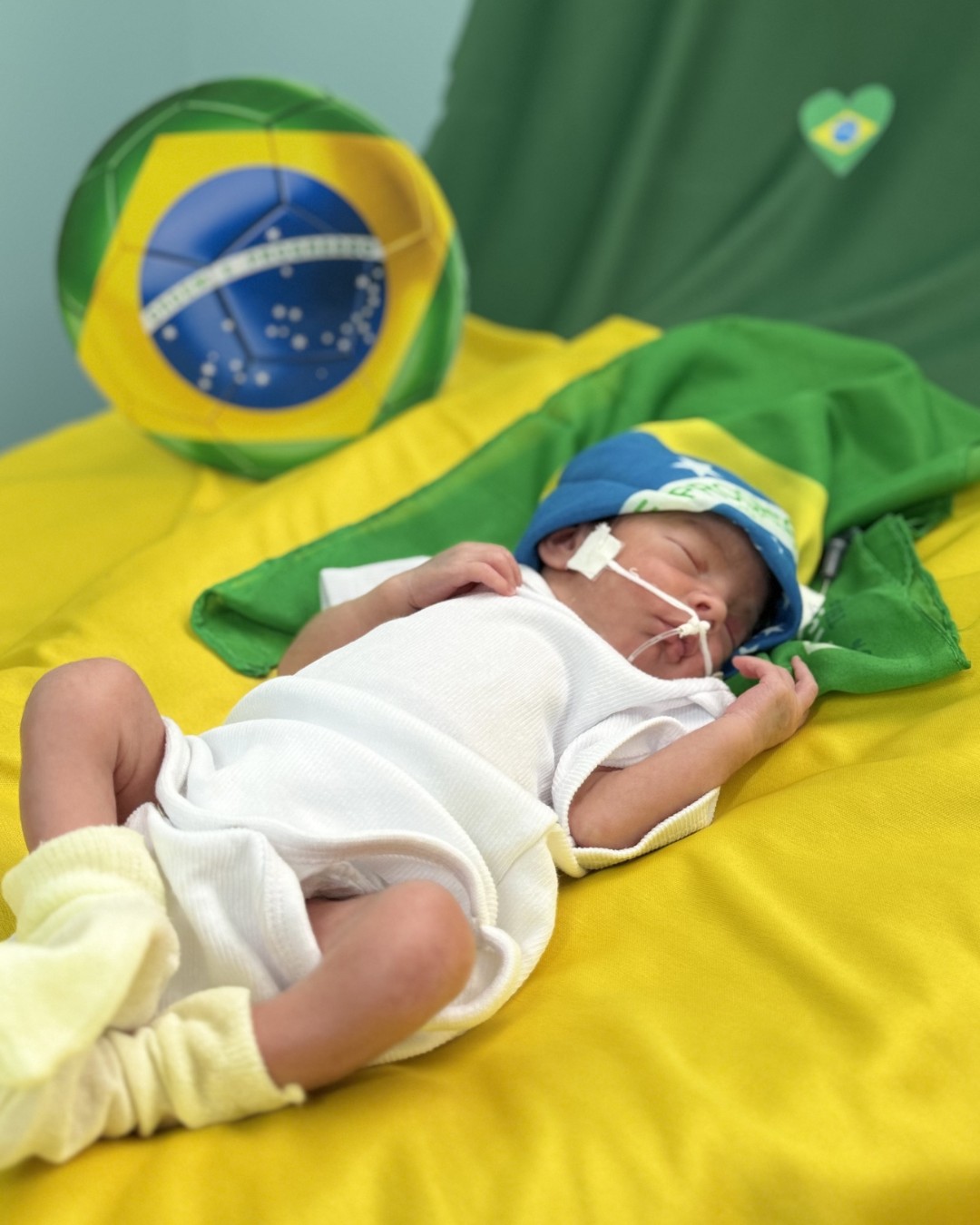 Minha primeira Copa: Bebês internados na Santa Casa de Sobral participam de ensaio fotográfico temático