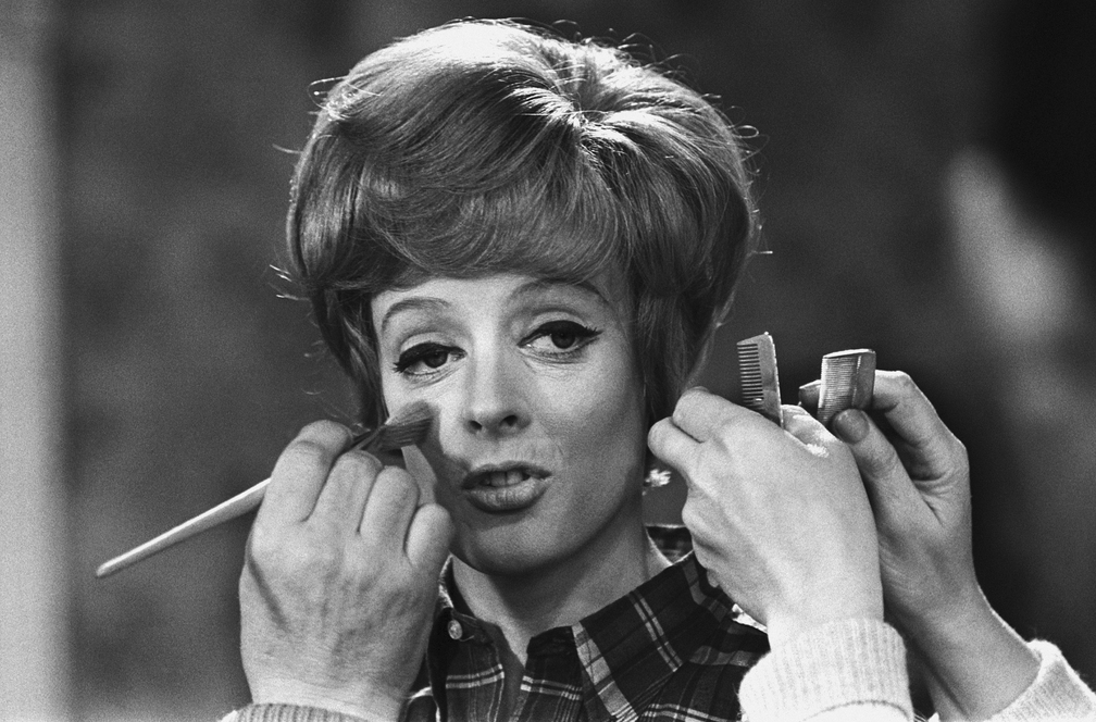 Maggie Smith nos bastidores de 'Hot Millions', de 1968 — Foto: AP Photo/Bob Dear, File