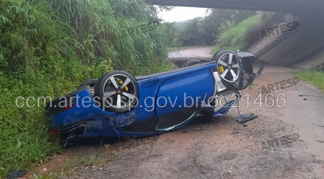 Motorista bate carro de luxo em poste, capota e cai de viaduto no interior de SP