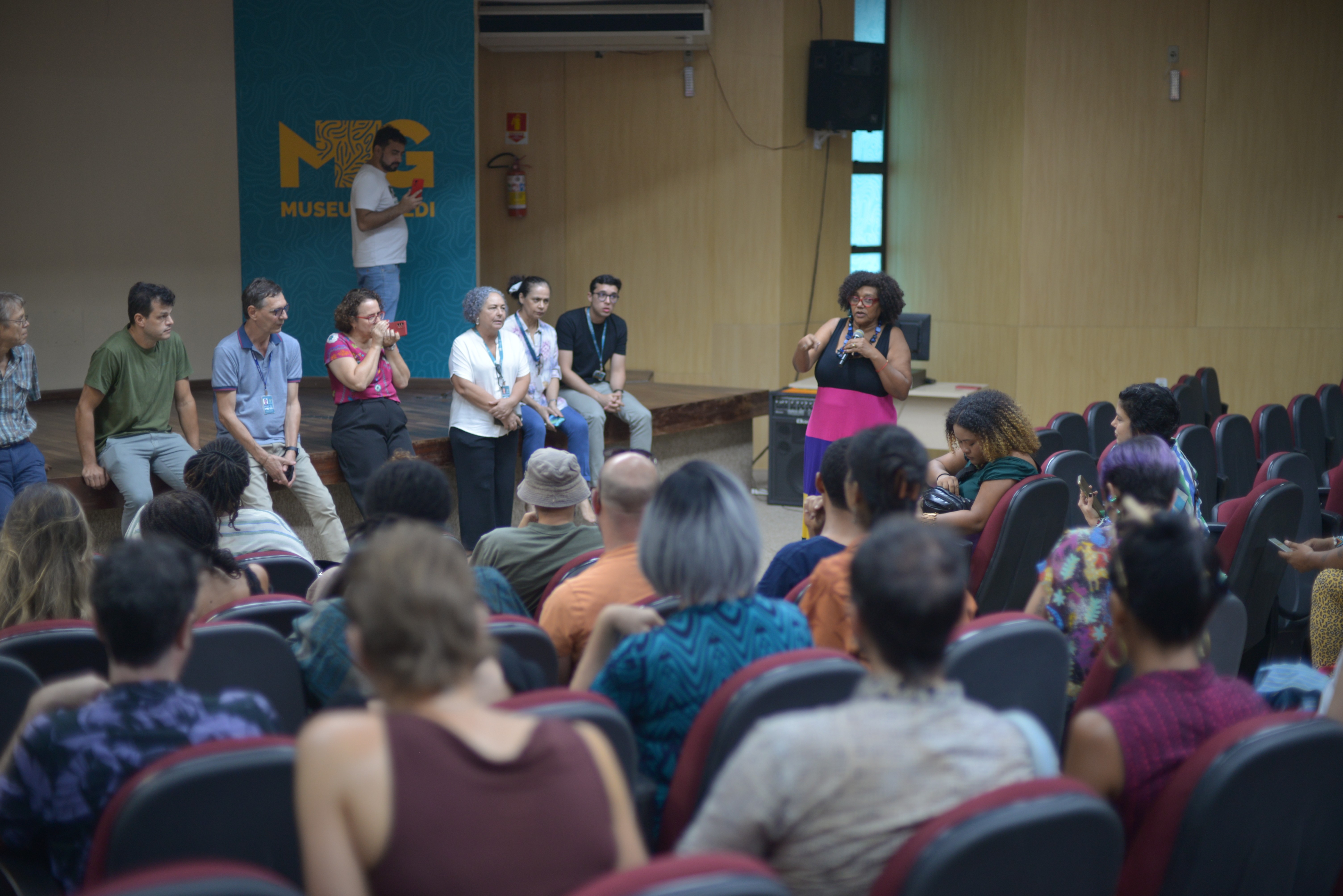 'A crise climática é agora. O Brasil está queimando': artistas e ativistas debatem tensões ambientais em fórum na Amazônia