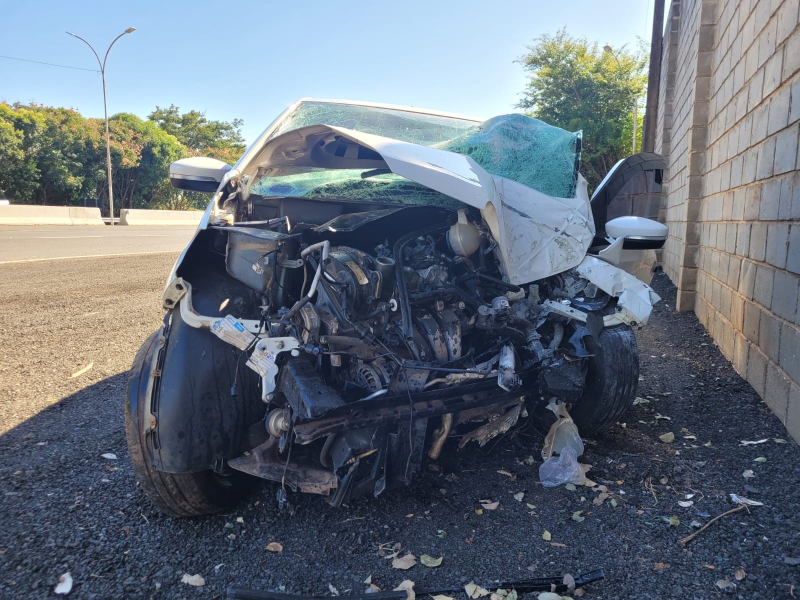 Motorista morre após perder controle do carro e bater em pilar de viaduto na rodovia em Marília