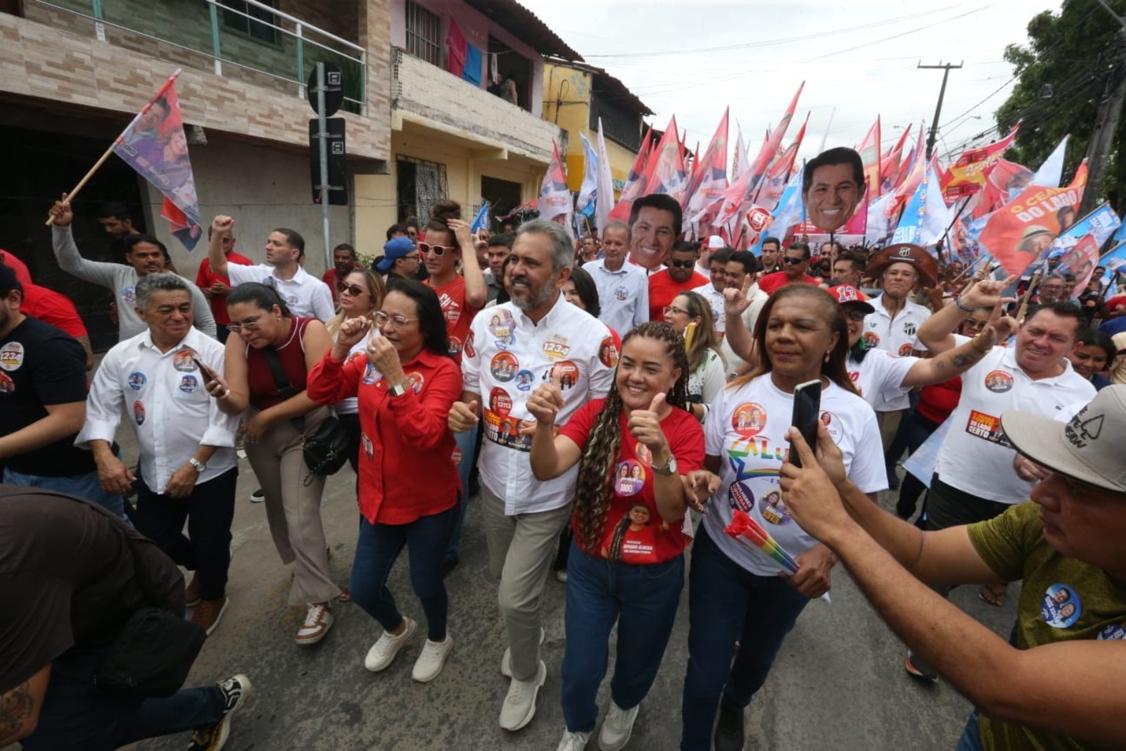 Elmano de Freitas reforça campanha eleitoral com caminhada pelas ruas do Aracapé​‌​