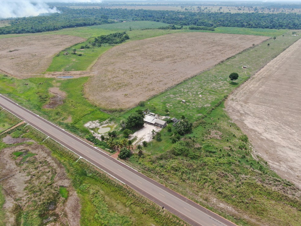 Propriedade indígena abandonada cercada por plantação de soja em RO — Foto: MPF