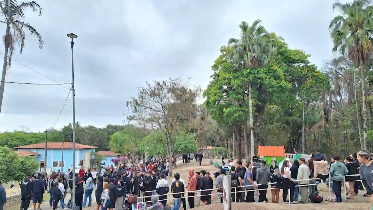 Troca de ingressos para rodeio em Pinda com shows de Luan Santana e Alok tem fila gigante