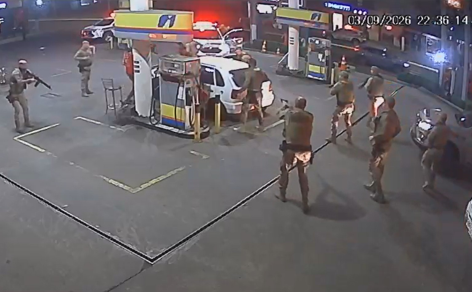 Homem desaparecido há 1 ano foge de abordagem, joga carro contra PM e só para quando veículo quebra em SC