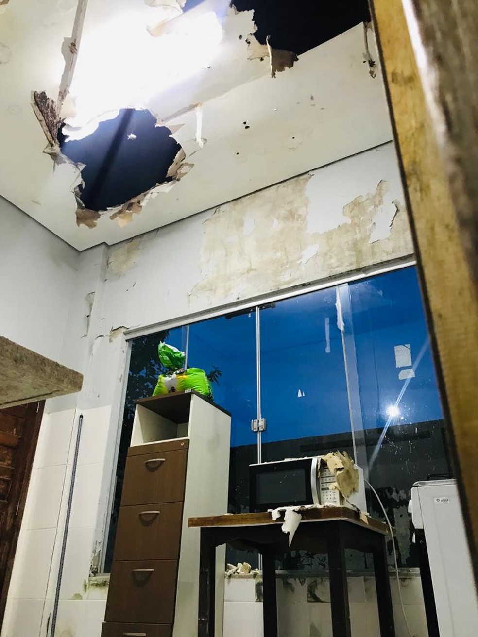 Teto da cozinha da delegacia do Conjunto Habitacional da Cidade do Povo desabou — Foto: Ecilandia Marques/Arquivo pessoal