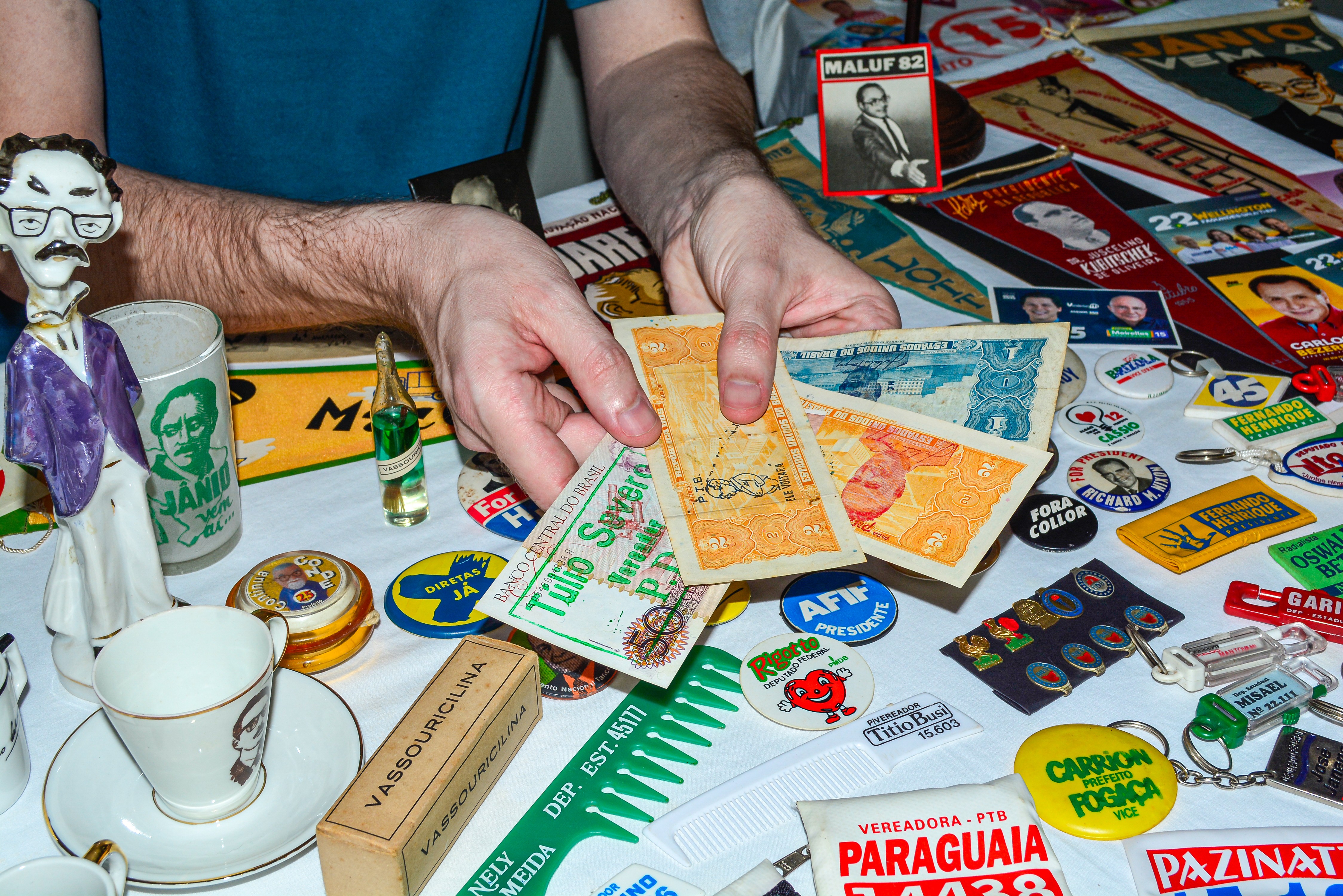 De urna de lona a brindes proibidos, paranaense coleciona itens de eleições dos últimos 100 anos: 'Comecei com álbum de figurinhas de santinhos'