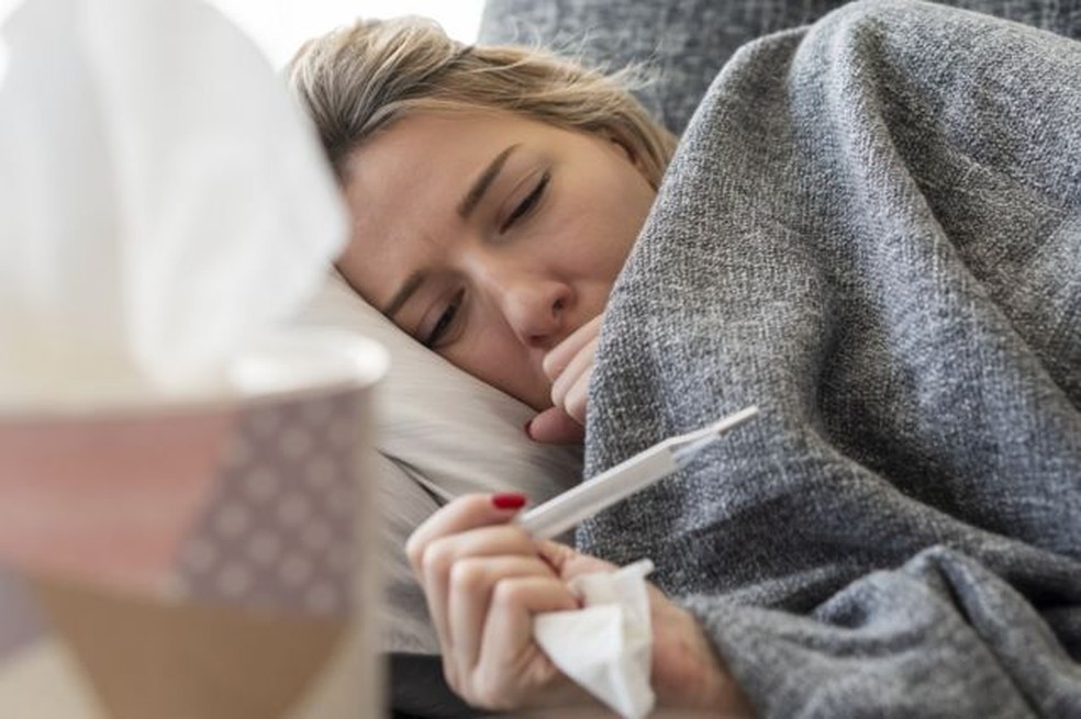 A melhor maneira de descobrir se uma infecção ocorreu por Covid ou outros vírus é fazendo um teste — Foto: Getty Images via BBC