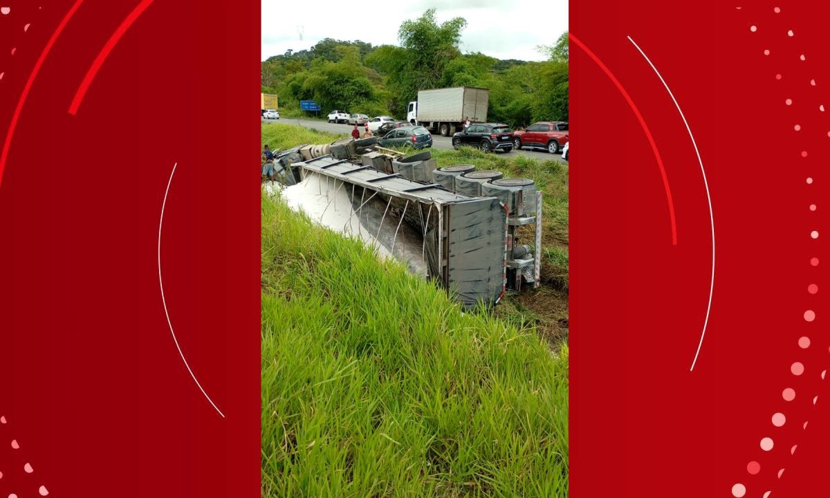 Motorista morre após carreta carregada com fertilizante tombar em rodovia da Bahia