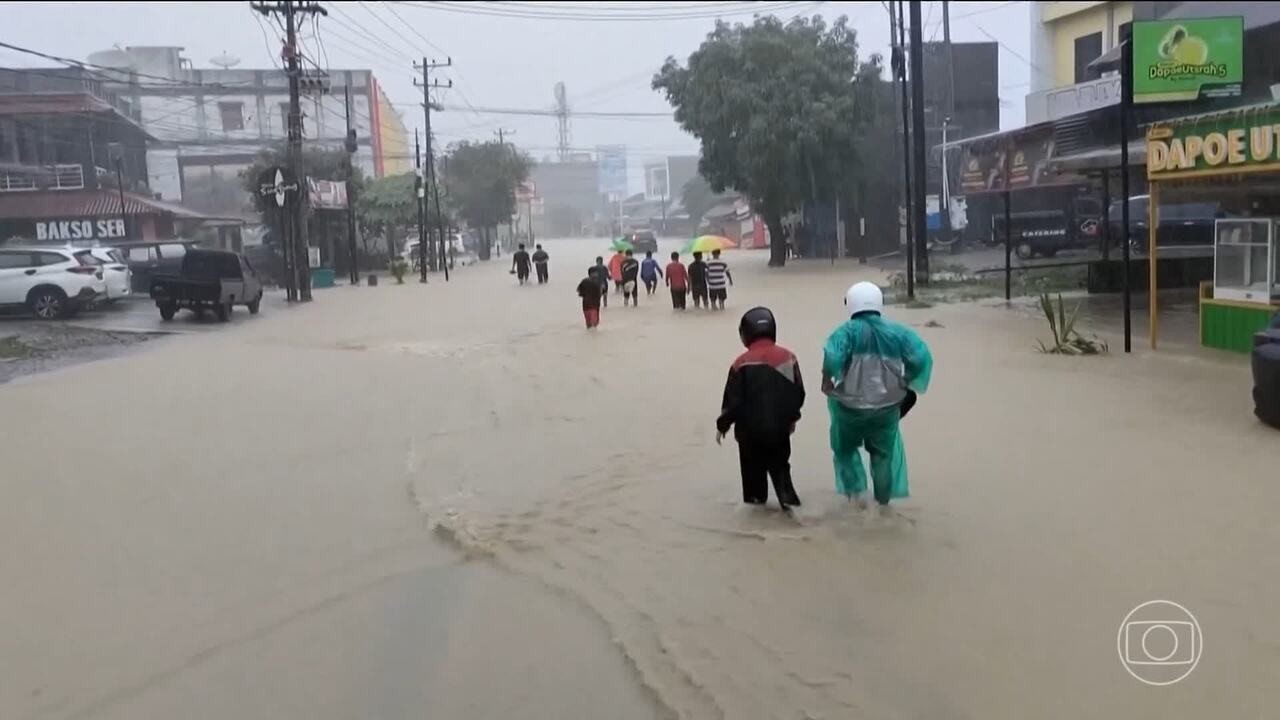 'Ficamos presos na água por sete dias': chuvas intensas provocam enchentes no sul da Ásia e deixam 600 mortos