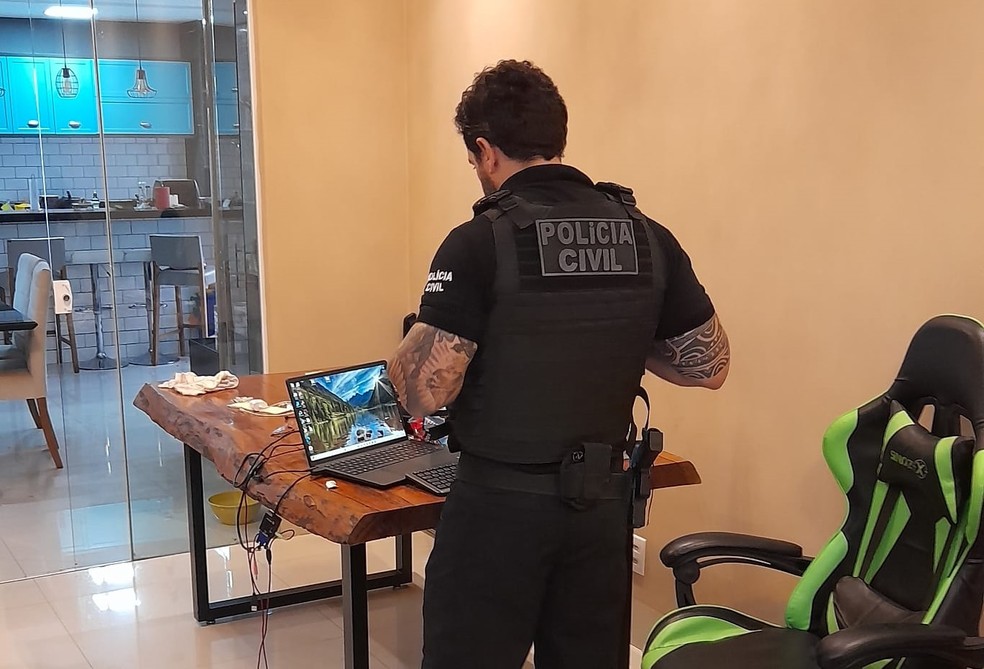 A ação determinou o sequestro de imóveis e veículos e o bloqueio de bens e valores em mais de R$ 3,9 milhões — Foto: Polícia Civil